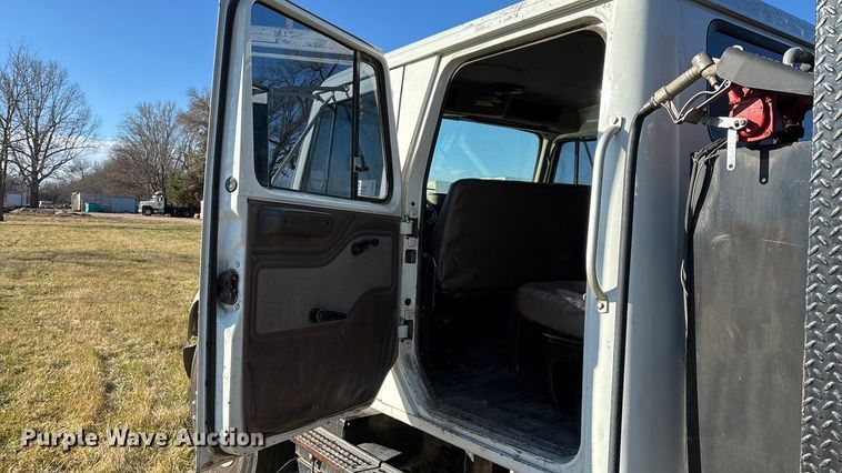 image for item FG0092 2001 International 4700 flatbed truck