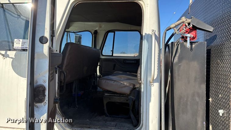 image for item FG0092 2001 International 4700 flatbed truck