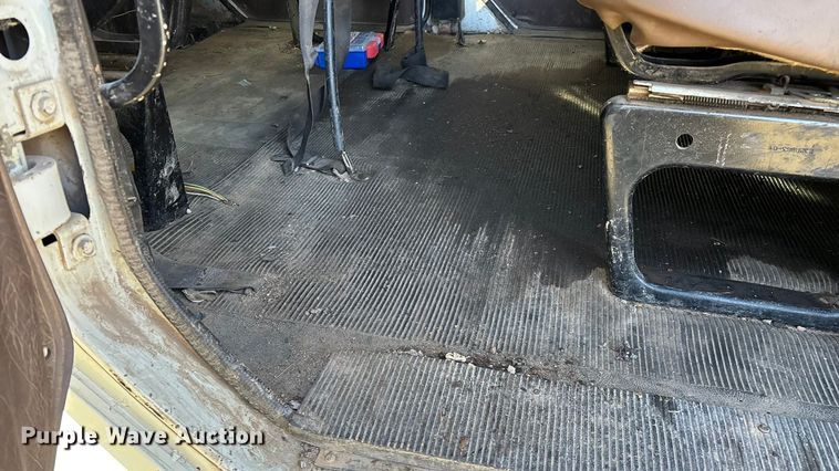 image for item FG0092 2001 International 4700 flatbed truck