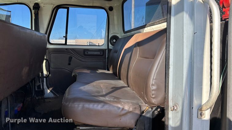 image for item FG0092 2001 International 4700 flatbed truck