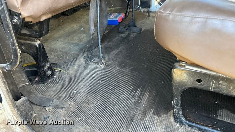 image for item FG0092 2001 International 4700 flatbed truck