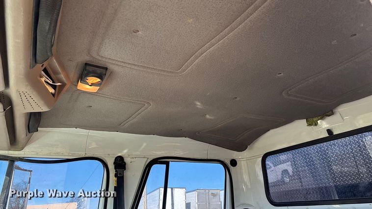 image for item FG0092 2001 International 4700 flatbed truck