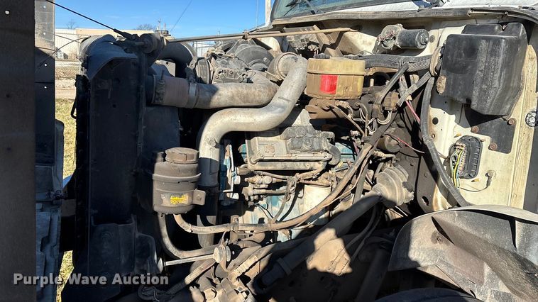 image for item FG0092 2001 International 4700 flatbed truck