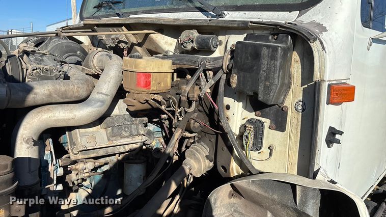 image for item FG0092 2001 International 4700 flatbed truck