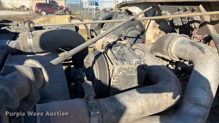 image for item FG0092 2001 International 4700 flatbed truck