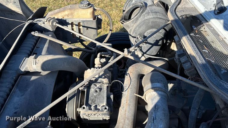 image for item FG0092 2001 International 4700 flatbed truck