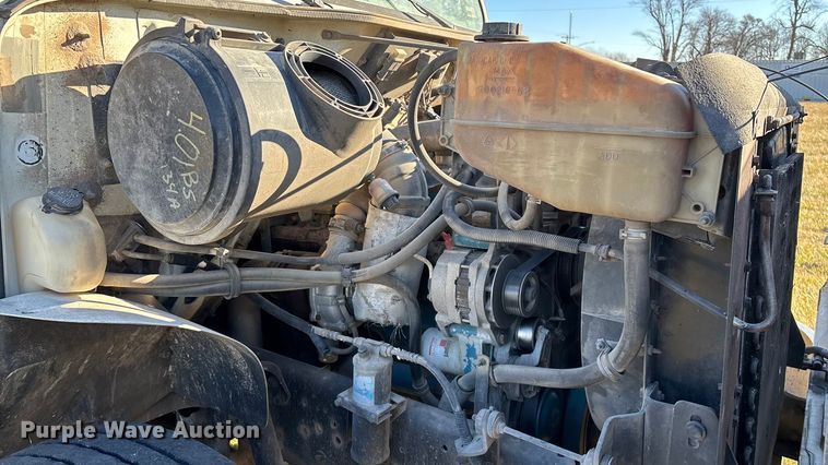 image for item FG0092 2001 International 4700 flatbed truck