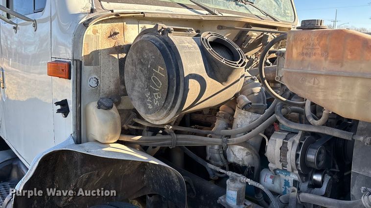 image for item FG0092 2001 International 4700 flatbed truck