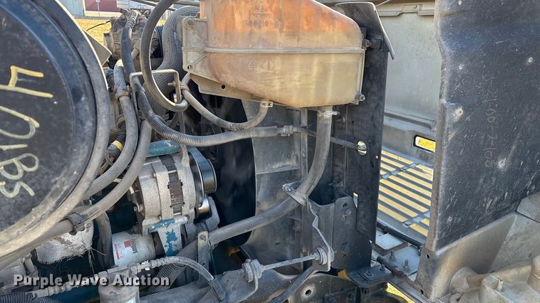 image for item FG0092 2001 International 4700 flatbed truck