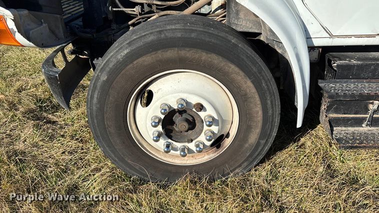 image for item FG0092 2001 International 4700 flatbed truck