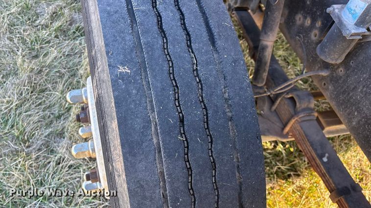 image for item FG0092 2001 International 4700 flatbed truck