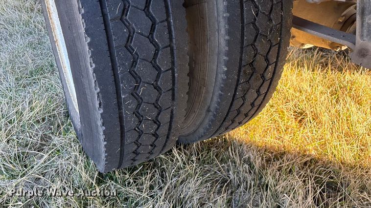 image for item FG0092 2001 International 4700 flatbed truck