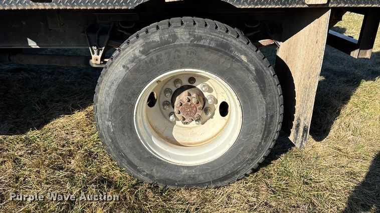 image for item FG0092 2001 International 4700 flatbed truck