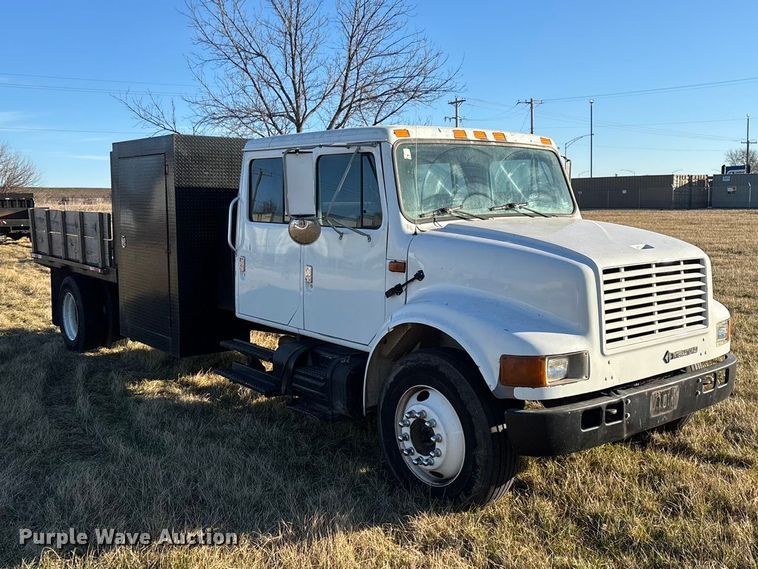 image for item FG0093 2001 International 4700 flatbed truck