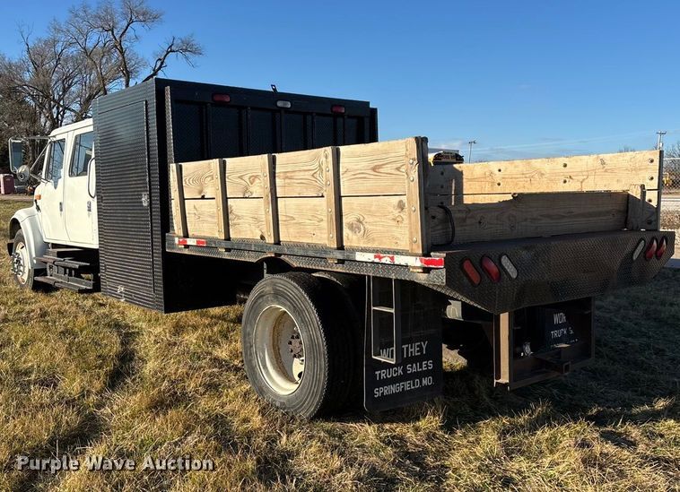 image for item FG0093 2001 International 4700 flatbed truck