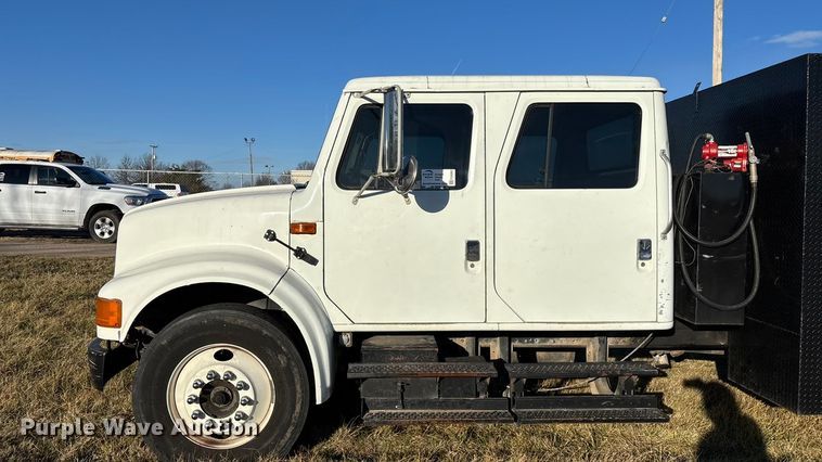 image for item FG0093 2001 International 4700 flatbed truck