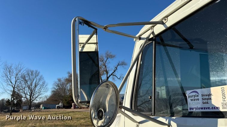 image for item FG0093 2001 International 4700 flatbed truck