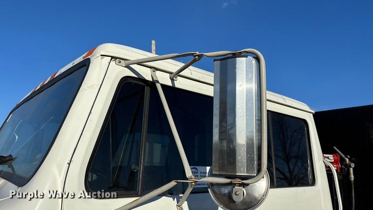 image for item FG0093 2001 International 4700 flatbed truck