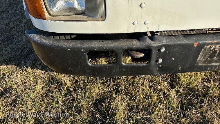 image for item FG0093 2001 International 4700 flatbed truck