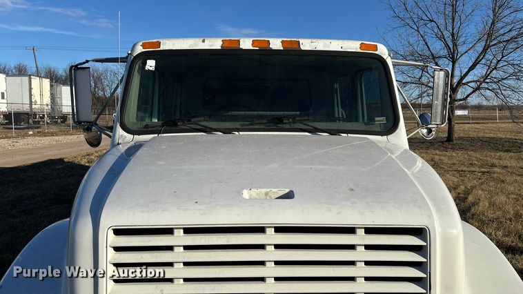 image for item FG0093 2001 International 4700 flatbed truck