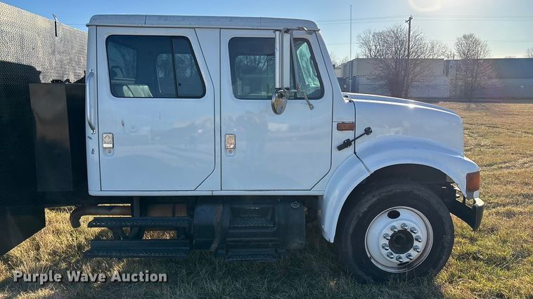 image for item FG0093 2001 International 4700 flatbed truck