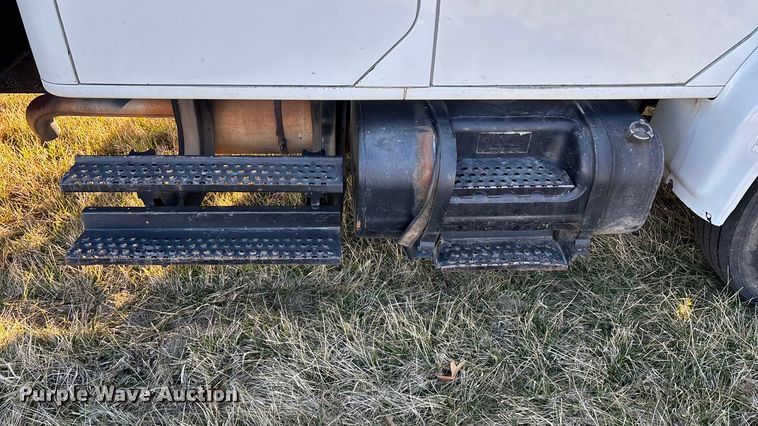 image for item FG0093 2001 International 4700 flatbed truck