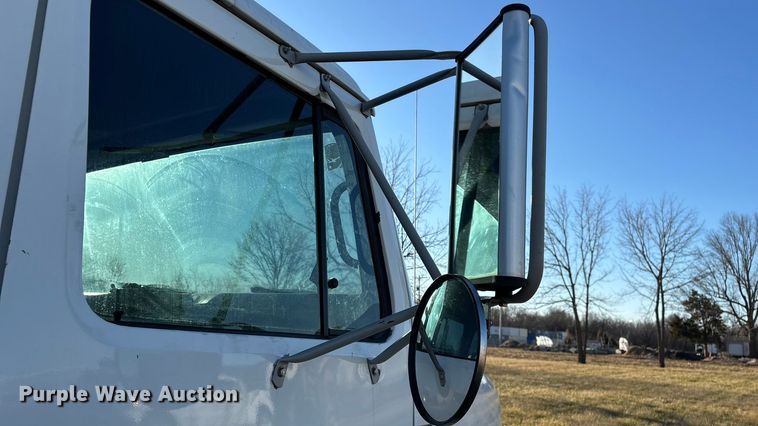 image for item FG0093 2001 International 4700 flatbed truck