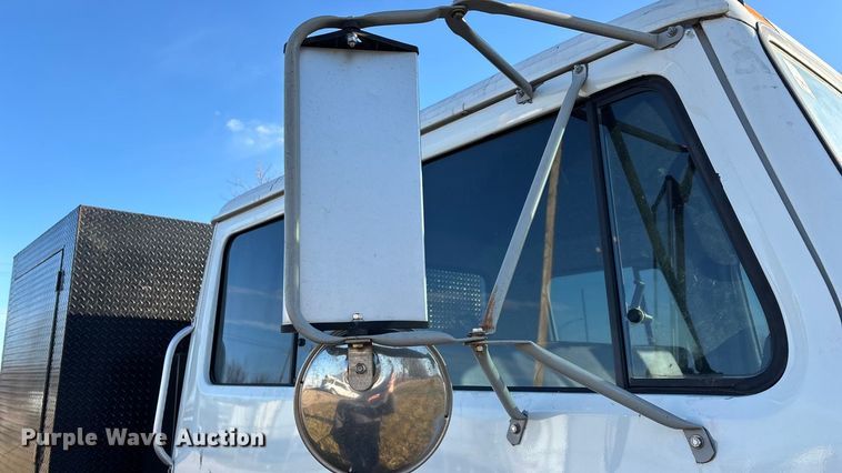 image for item FG0093 2001 International 4700 flatbed truck