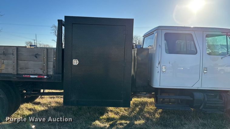 image for item FG0093 2001 International 4700 flatbed truck