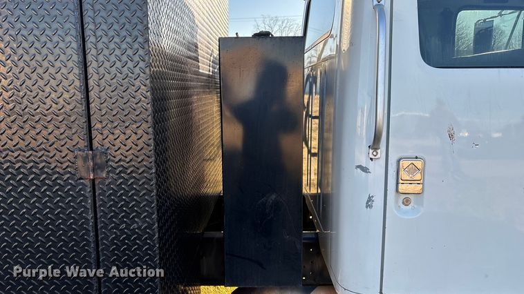 image for item FG0093 2001 International 4700 flatbed truck