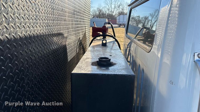 image for item FG0093 2001 International 4700 flatbed truck