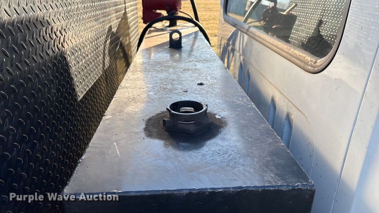 image for item FG0093 2001 International 4700 flatbed truck