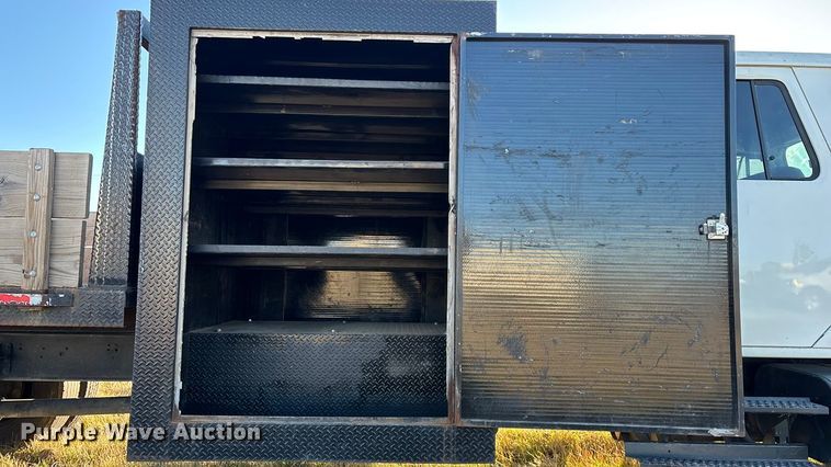 image for item FG0093 2001 International 4700 flatbed truck