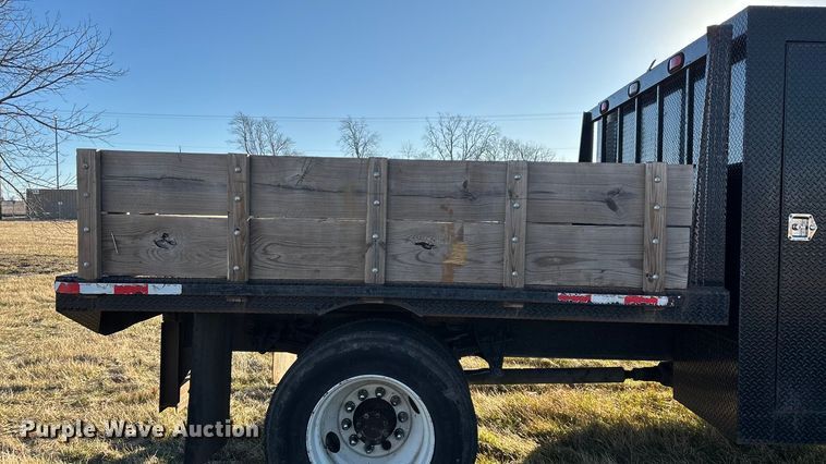 image for item FG0093 2001 International 4700 flatbed truck