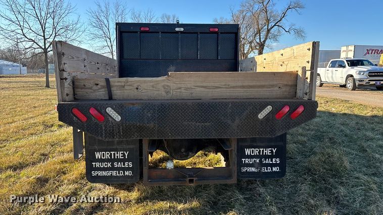 image for item FG0093 2001 International 4700 flatbed truck