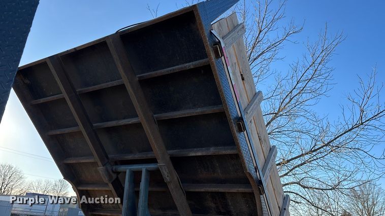 image for item FG0093 2001 International 4700 flatbed truck