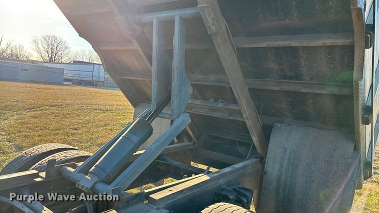 image for item FG0093 2001 International 4700 flatbed truck