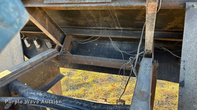 image for item FG0093 2001 International 4700 flatbed truck