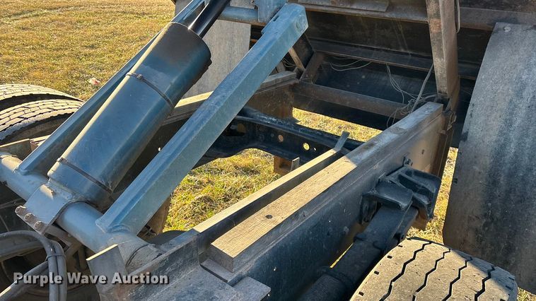 image for item FG0093 2001 International 4700 flatbed truck