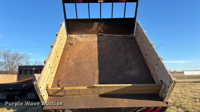 image for item FG0093 2001 International 4700 flatbed truck