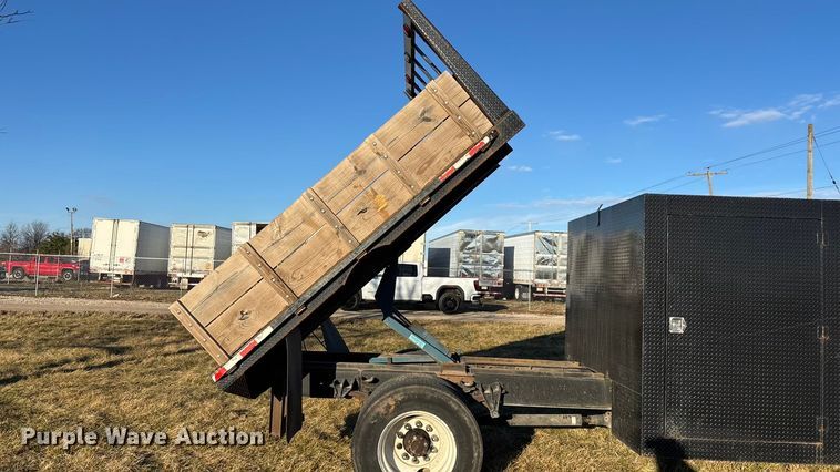 image for item FG0093 2001 International 4700 flatbed truck