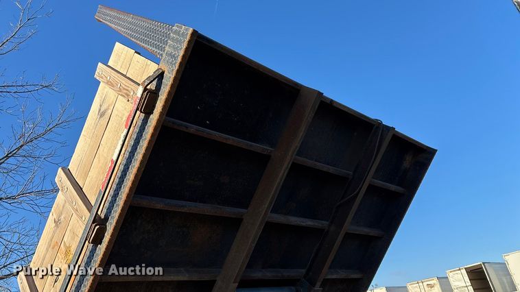 image for item FG0093 2001 International 4700 flatbed truck