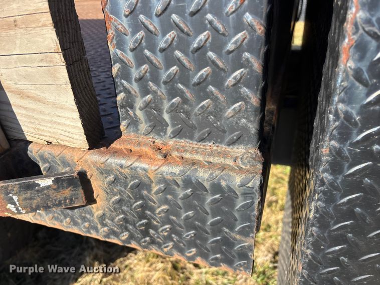 image for item FG0093 2001 International 4700 flatbed truck