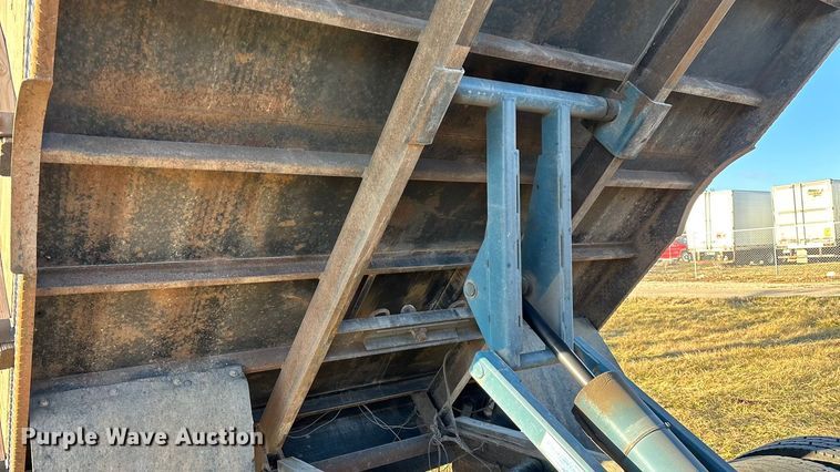 image for item FG0093 2001 International 4700 flatbed truck