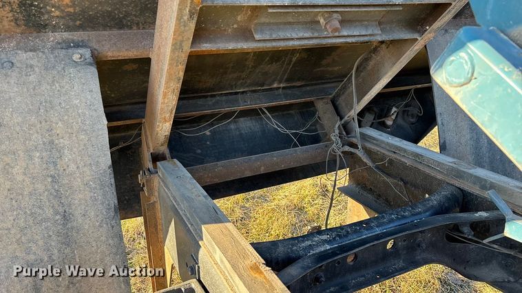 image for item FG0093 2001 International 4700 flatbed truck