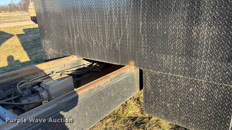 image for item FG0093 2001 International 4700 flatbed truck