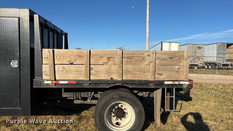 image for item FG0093 2001 International 4700 flatbed truck