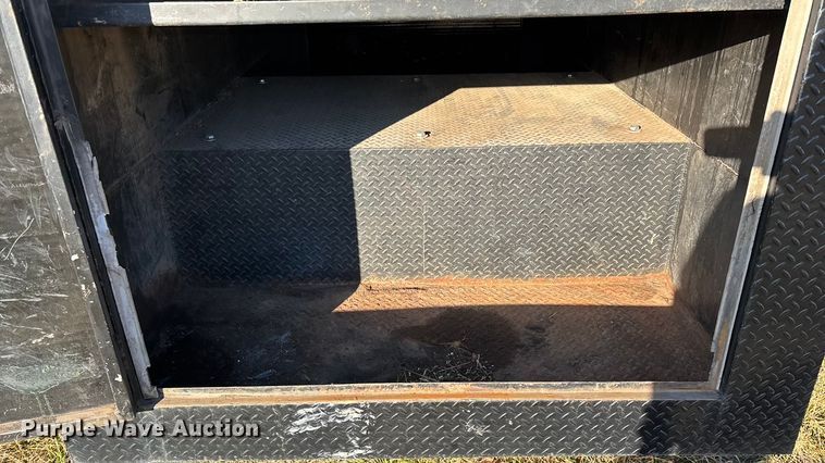 image for item FG0093 2001 International 4700 flatbed truck