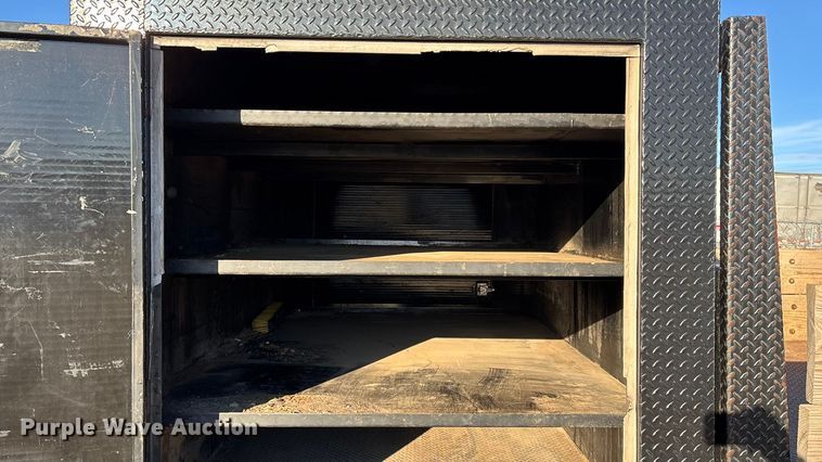 image for item FG0093 2001 International 4700 flatbed truck