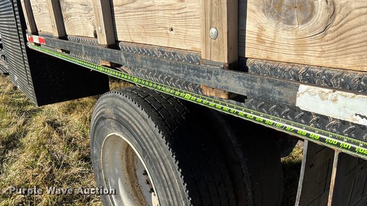 image for item FG0093 2001 International 4700 flatbed truck